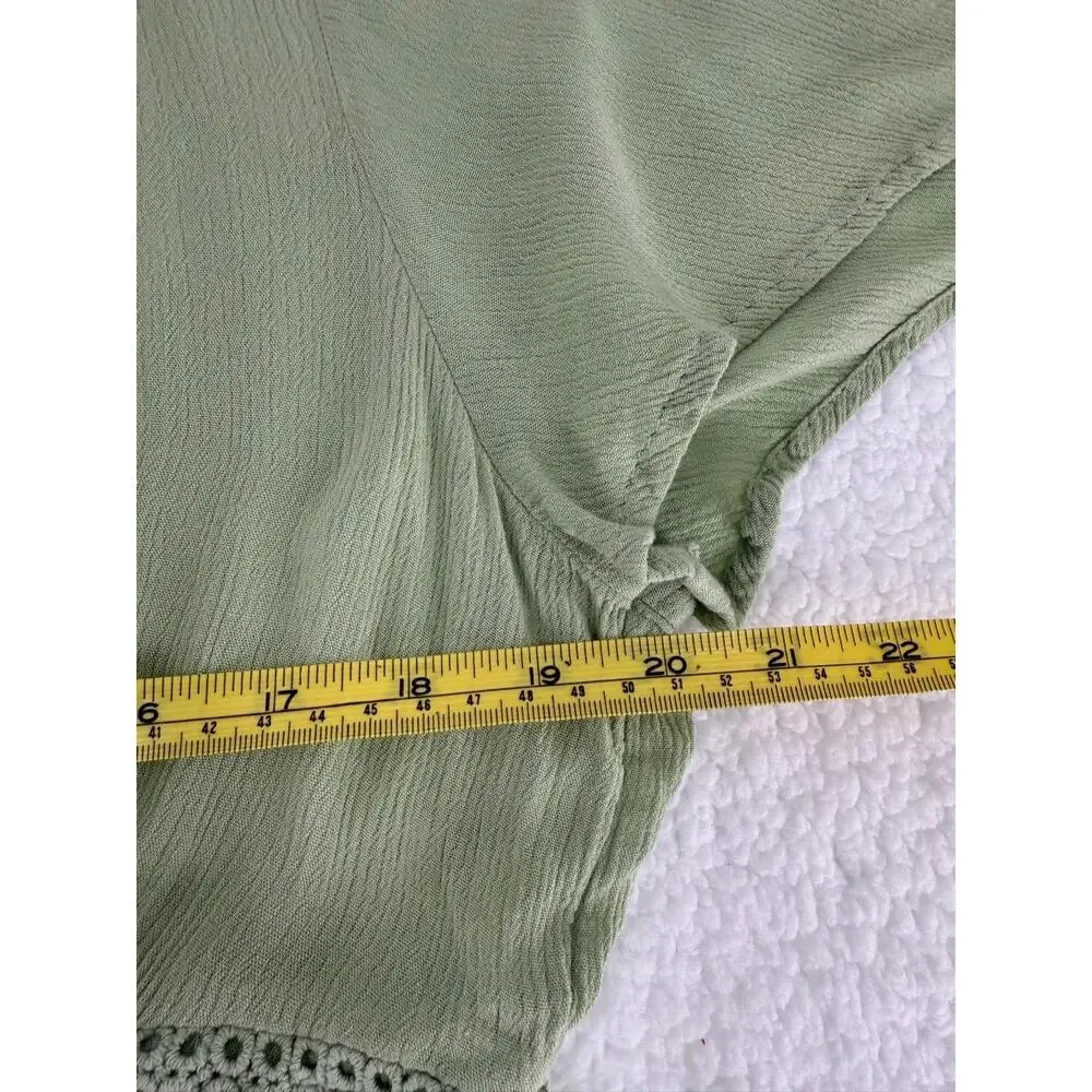 TORRID Green Short Sleeves VNeck Crochet‎ Detailing Tie Closure Blouse Size 2